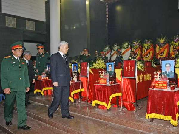 Đoàn đại biểu Quân ủy Trung ương do Tổng Bí thư Nguyễn Phú Trọng, Bí thư Quân ủy Trung ương dẫn đầu viếng các sỹ quan, quân nhân hy sinh. (Ảnh: Trọng Đức, Doãn Tấn/TTXVN) 