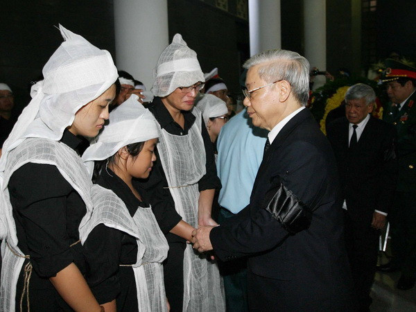 Tổng Bí thư Nguyễn Phú Trọng chia buồn với gia đình các sỹ quan, quân nhân hy sinh. (Ảnh: Trọng Đức, Doãn Tấn/TTXVN)