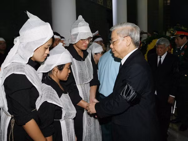 Tổng Bí thư Nguyễn Phú Trọng chia buồn với gia đình các sỹ quan, quân nhân hy sinh. (Ảnh: Trọng Đức, Doãn Tấn/TTXVN)