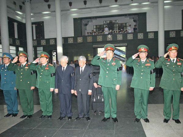 Đoàn đại biểu Quân ủy Trung ương do Tổng Bí thư Nguyễn Phú Trọng, Bí thư Quân ủy Trung ương dẫn đầu viếng các sỹ quan, quân nhân hy sinh. (Ảnh: Trọng Đức, Doãn Tấn/TTXVN)