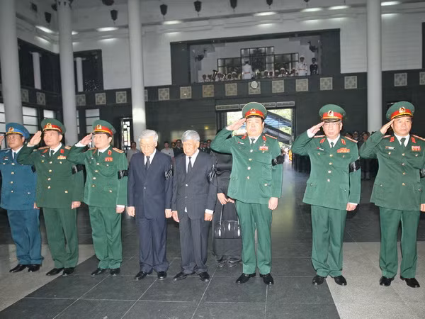Đoàn đại biểu Quân ủy Trung ương do Tổng Bí thư Nguyễn Phú Trọng, Bí thư Quân ủy Trung ương dẫn đầu viếng các sỹ quan, quân nhân hy sinh. (Ảnh: Trọng Đức, Doãn Tấn/TTXVN)