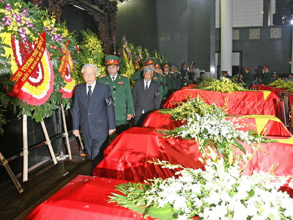  Đoàn đại biểu Quân ủy Trung ương do Tổng Bí thư Nguyễn Phú Trọng, Bí thư Quân ủy Trung ương dẫn đầu viếng các sỹ quan, quân nhân hy sinh. (Ảnh: Trọng Đức, Doãn Tấn/TTXVN)