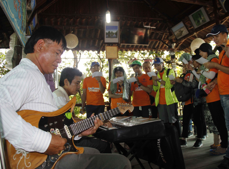 Khi đến Đất Mũi, du khách sẽ được thưởng thức các làn điệu cải lương, vốn là nét văn hóa đặc trưng của người dân Nam Bộ nói chung và của Cà Mau nói riêng. (Ảnh: Thế Anh/TTXVN)