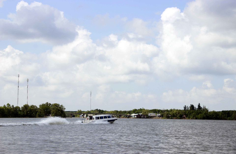 Du khách có thể lựa chọn đi bằng canô để tìm hiểu về cảnh vật trên sông của vùng đất Mũi. (Ảnh: Thế Anh/TTXVN)