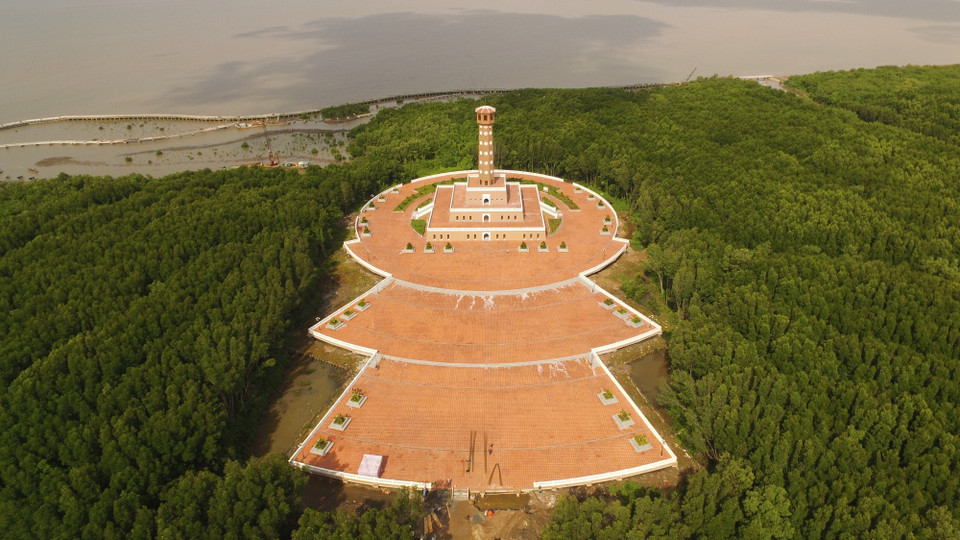 Cột cờ Hà Nội trên quê hương Đất Mũi Cà Mau sẽ là điểm nhấn quan trọng thúc đẩy ngành du lịch của địa phương phát triển trong thời gian tới. (Ảnh: Thế Anh/TTXVN)