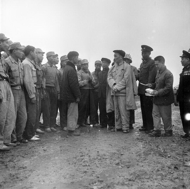 Nhân dịp Tết Nguyên đán Bính Ngọ (1966), Chủ tịch Hồ Chí Minh đến thăm và chúc Tết cán bộ, chiến sỹ đơn vị pháo cao xạ Quân khu III có thành tích bắn rơi máy bay Mỹ. (Ảnh: TTXVN)