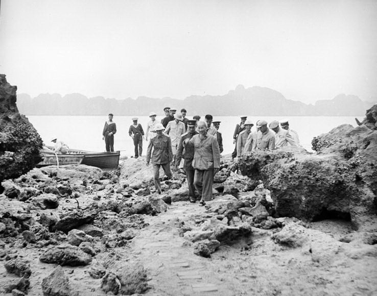 Chủ tịch Hồ Chí Minh thăm bộ đội hải quân (1965). (Ảnh: TTXVN)