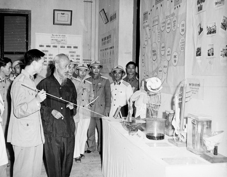 Chủ tịch Hồ Chí Minh thăm triển lãm thành tích của bộ đội Công binh (1958). (Ảnh: TTXVN)