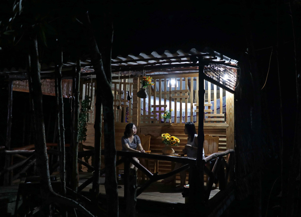Du khách nghỉ dưỡng tại homestay giữa rừng đước bạt ngàn của vùng Đất Mũi. (Ảnh: Thế Anh/TTXVN)