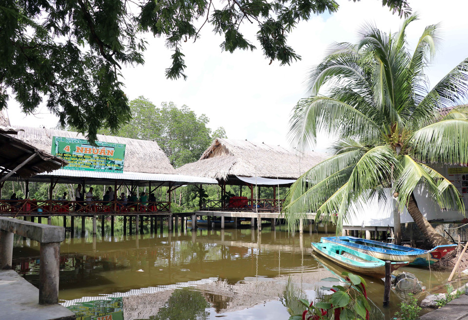 Du lịch sinh thái đang là điểm nhấn quan trọng thu hút du khách đến thăm Đất Mũi Cà Mau. (Ảnh: Thế Anh/TTXVN)