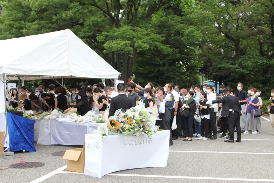 Nhiều người dân đến từ rất sớm, kiên nhẫn chờ đợi để được vào dâng hoa và thể hiện tình cảm sâu sắc với nhà lãnh đạo kiệt xuất này.(Ảnh: Đào Thanh Tùng/TTXVN)