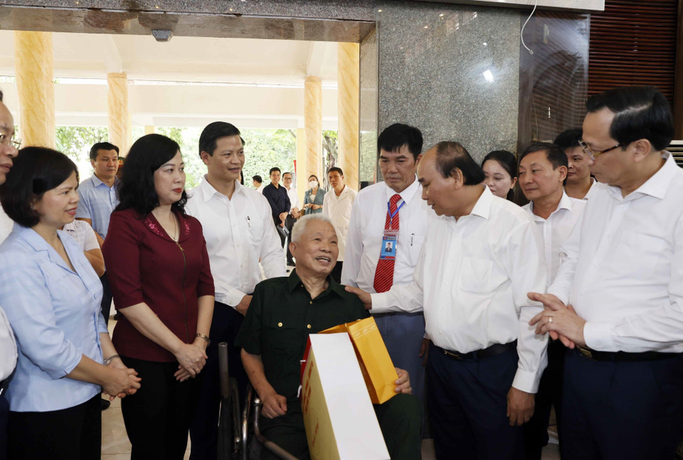 Chủ tịch nước Nguyễn Xuân Phúc thăm hỏi thương bệnh binh tại Trung tâm Điều dưỡng Thương binh Thuận Thành. (Ảnh: Thống Nhất/TTXVN)