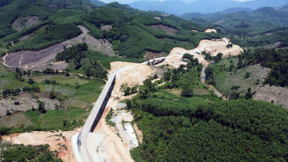 Gói thầu cầu Km 550+555.44 đường Trường Sơn Đông nhìn từ trên cao. (Ảnh: Huy Hùng/TTXVN)