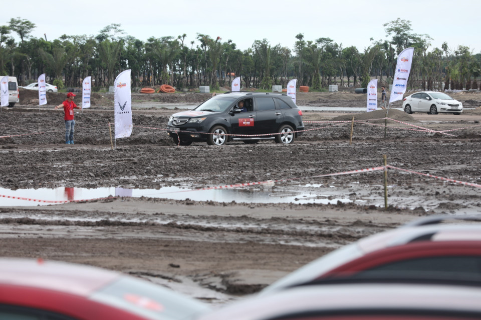 Các xe vào xếp theo đăng ký. (Ảnh: Minh Quyết/TTXVN)