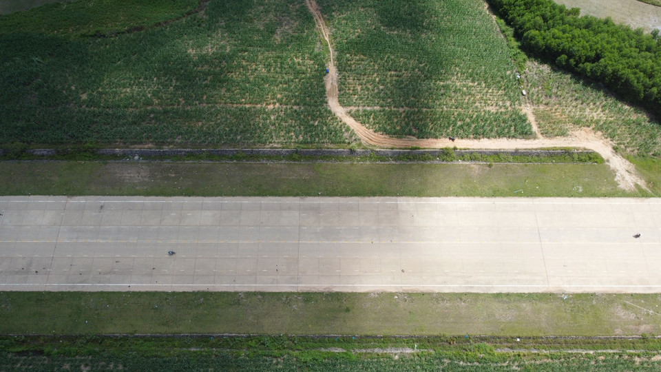 Đường đôi lưỡng dụng trên đường Trường Sơn Đông địa phận huyện M Đrăk (Ảnh: Huy Hùng/TTXVN)