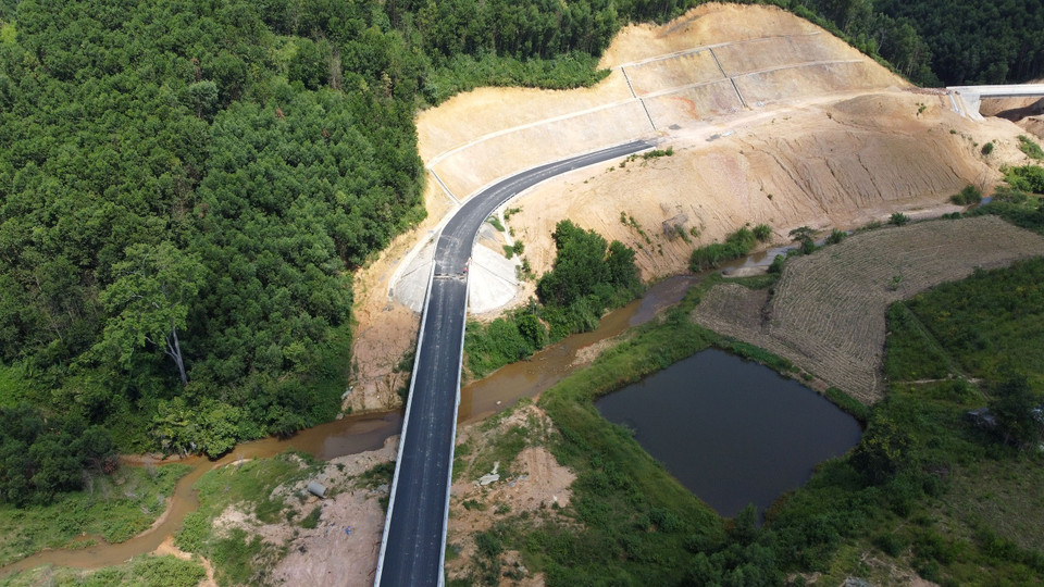Tuyến đường Trường Sơn Đông đi qua tỉnh Đắk Lắk dài 126,2 km.(Ảnh: Huy Hùng/TTXVN)