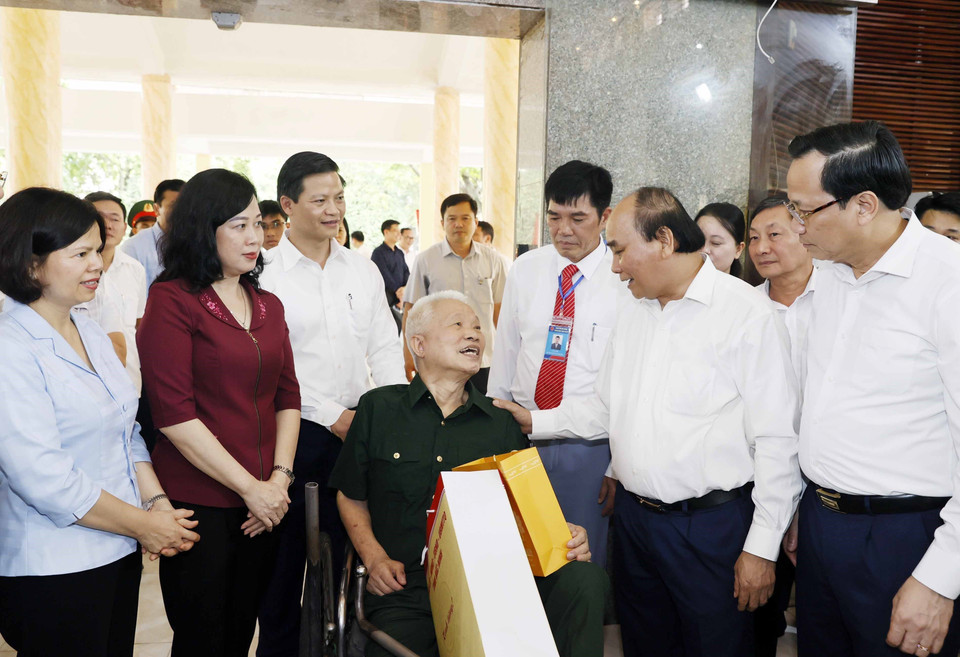 Chủ tịch nước Nguyễn Xuân Phúc thăm hỏi thương bệnh binh tại Trung tâm Điều dưỡng Thương binh Thuận Thành. (Ảnh: Thống Nhất/TTXVN)