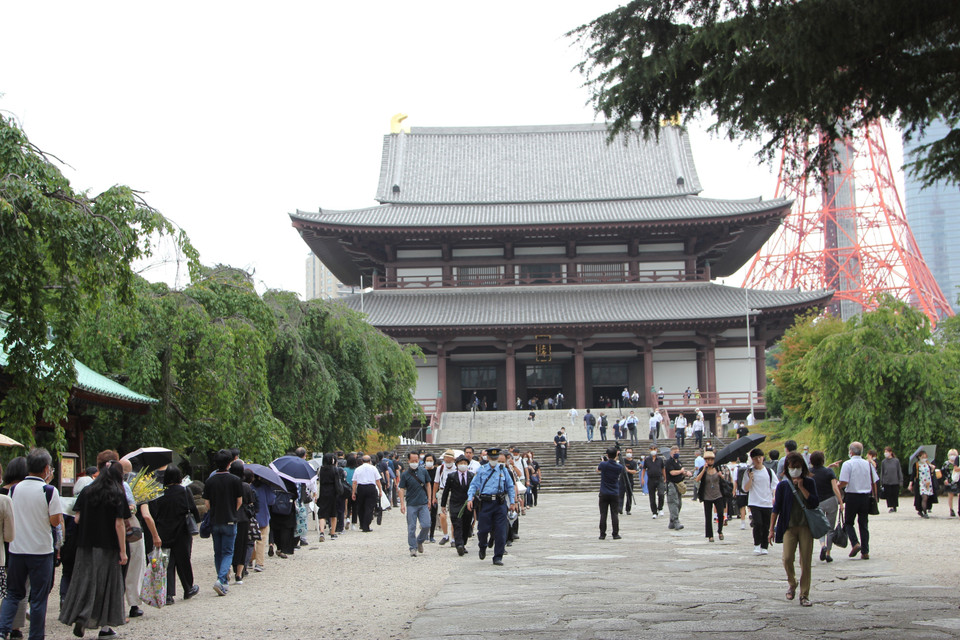 Đông đảo người dân Nhật Bản đã tới đưa tiễn cố Thủ tướng Abe Shinzo. (Ảnh: Đào Thanh Tùng/TTXVN)