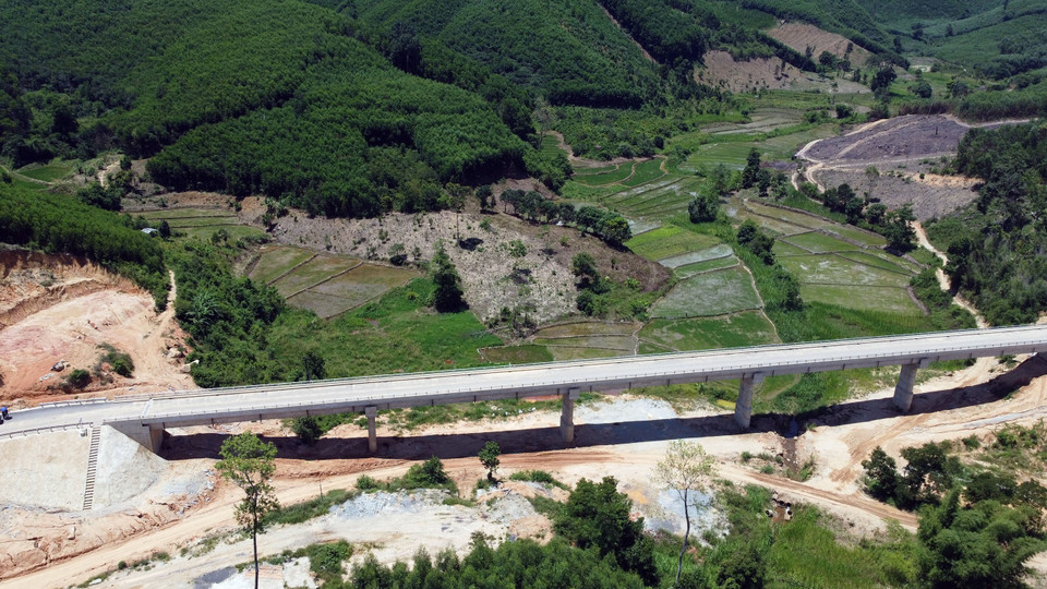 Một đoạn tuyến đang hoàn thiện tại địa bàn huyện Krông Bông (Đắk Lắk). (Ảnh: Huy Hùng/TTXVN)