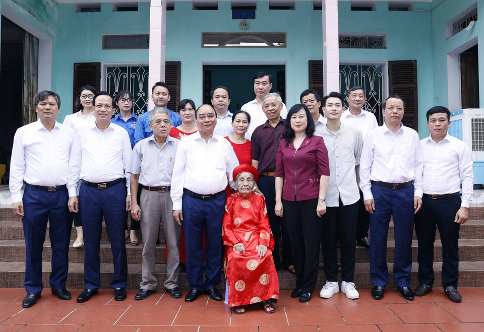 Chủ tịch nước Nguyễn Xuân Phúc thăm hỏi và tặng quà cho Mẹ Việt Nam Anh hùng Nguyễn Thị Ngần. (Ảnh: Thống Nhất/TTXVN)