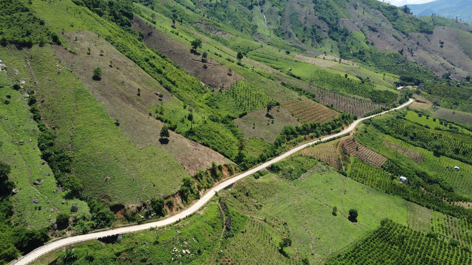 Tuyến đường có nhiều đoạn đi qua địa bàn vùng sâu, vùng xa, nhằm khai thác tiềm năng của vùng đất mà đồng bào các dân tộc còn gặp nhiều khó khăn.(Ảnh: Huy Hùng/TTXVN)