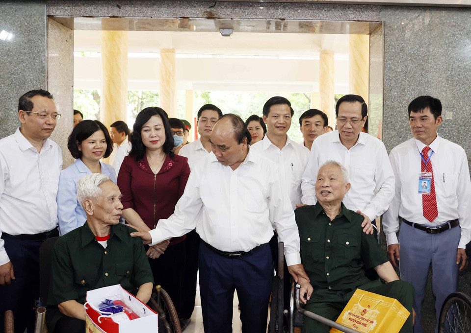 Chủ tịch nước Nguyễn Xuân Phúc thăm hỏi thương bệnh binh tại Trung tâm Điều dưỡng Thương binh Thuận Thành. (Ảnh: Thống Nhất/TTXVN)