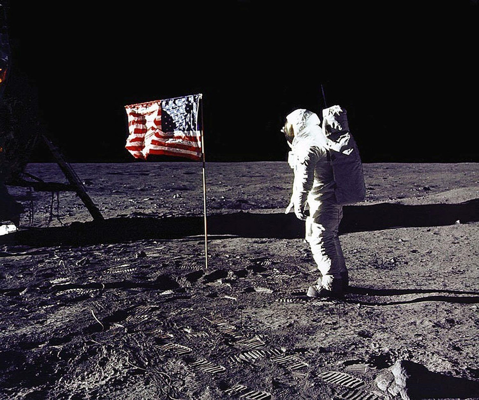 Chiếc áo khoác được phi hành gia người Mỹ Buzz Aldrin mặc trong sứ mệnh lịch sử Apollo 11 lên Mặt Trăng cách đây hơn 50 năm đã được bán với giá khoảng 2,8 triệu USD trong phiên đấu giá do Sotheby's tổ chức tại New York ngày 26/7/2022. Buzz Aldrin và Neil Armstrong là những người đầu tiên đặt chân lên Mặt Trăng trong sứ mệnh Apollo 11 vào năm 1969. Trong ảnh (tư liệu): Phi hành gia Buzz Aldrin đi bộ trên Mặt Trăng trong sứ mệnh Apollo 11, ngày 20/7/1969. (Ảnh: AFP/ TTXVN)