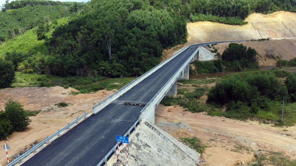 Cầu C15 Km 530+790 đã hoàn thành thảm lớp 1 bêtông nhựa. (Ảnh: Huy Hùng/TTXVN)