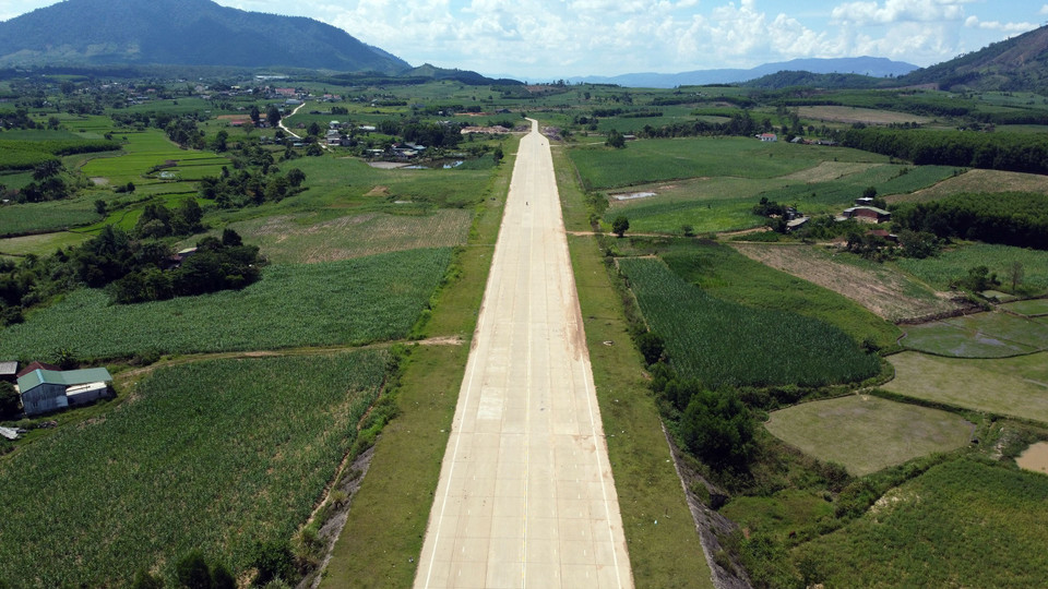 Tuyến đường đôi lưỡng dụng dài 3km trên đường Trường Sơn Đông (địa phận huyện M Đrăk, tỉnh Đắk Lắk).(Ảnh: Huy Hùng/TTXVN)