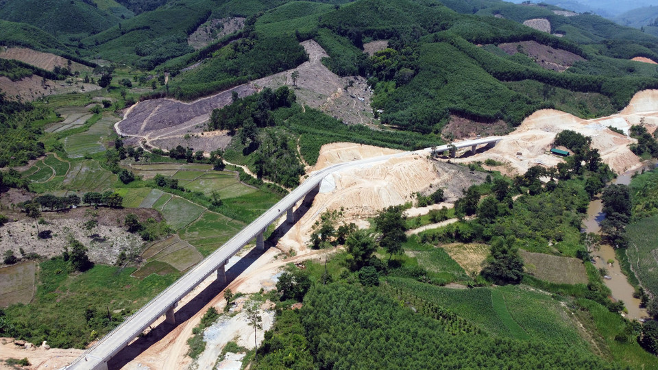 Một đoạn tuyến đường Trường Sơn Đông trên địa bàn huyện Đrông Bông. (Ảnh: Huy Hùng/TTXVN)