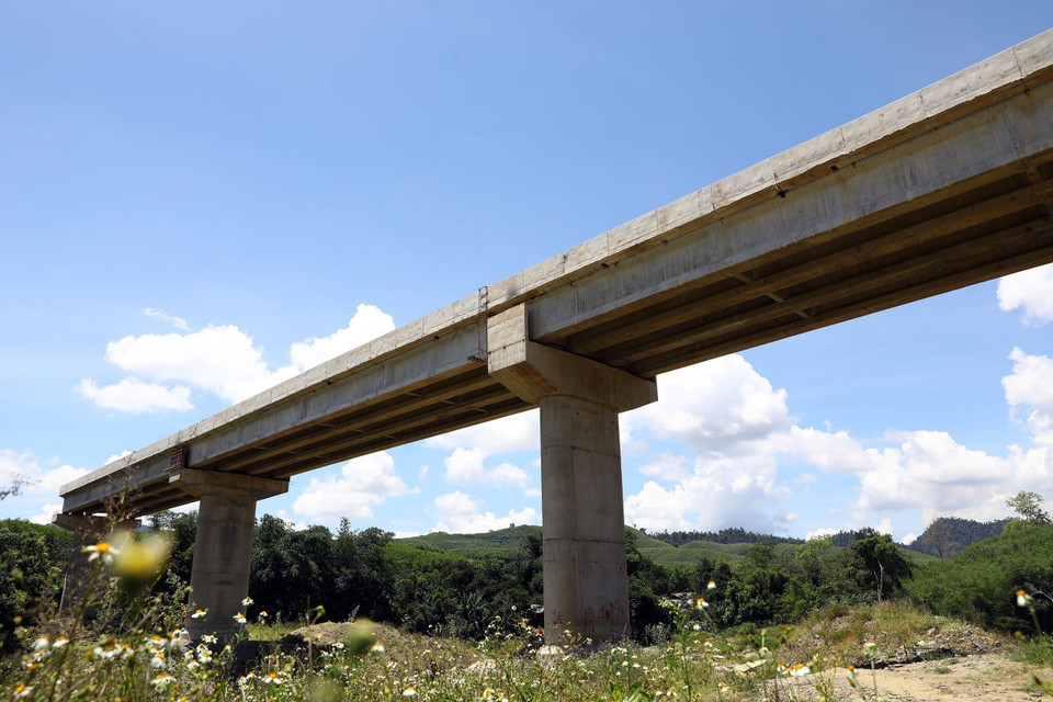 Đường Trường Sơn Đông đoạn qua tỉnh Đắk Lắk đi qua nhiều xã vùng sâu vùng xa.(Ảnh: Huy Hùng/TTXVN)