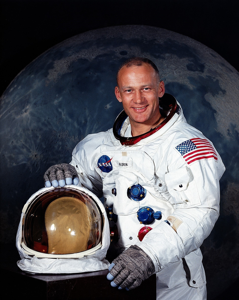 Chiếc áo khoác được phi hành gia người Mỹ Buzz Aldrin mặc trong sứ mệnh lịch sử Apollo 11 lên Mặt Trăng cách đây hơn 50 năm đã được bán với giá khoảng 2,8 triệu USD trong phiên đấu giá do Sotheby's tổ chức tại New York ngày 26/7/2022. Buzz Aldrin và Neil Armstrong là những người đầu tiên đặt chân lên Mặt Trăng trong sứ mệnh Apollo 11 vào năm 1969. Trong ảnh (tư liệu): Phi hành gia Buzz Aldrin tham gia sứ mệnh Apollo 11, tháng 7/1969. (Ảnh: AFP/ TTXVN)