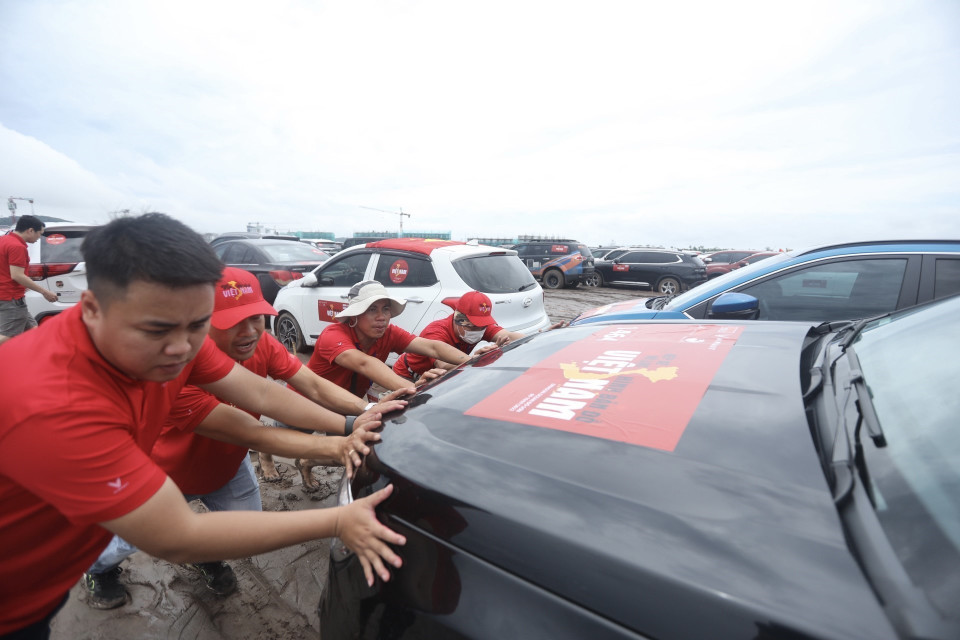 Các tình nguyện viên hỗ trợ xe vào xếp hình bản đồ.(Ảnh: Minh Quyết/TTXVN)