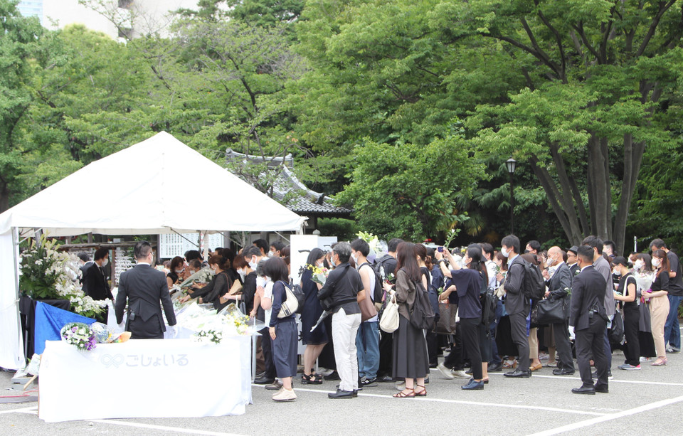 Đông đảo người dân Nhật Bản đã tới đưa tiễn cố Thủ tướng Abe Shinzo. (Ảnh: Đào Thanh Tùng/TTXVN)