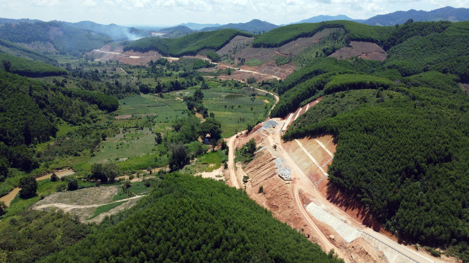 Đoạn tuyến đang thi công mái taluy, đường công vụ, hệ thống thoát nước. (Ảnh: Huy Hùng/TTXVN)