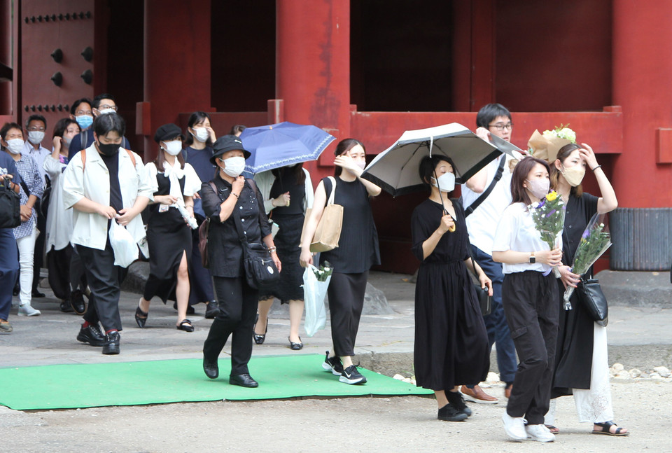 Những người dân tới viếng cố Thủ tướng Abe Shinzo.(Ảnh: Đào Thanh Tùng/TTXVN)