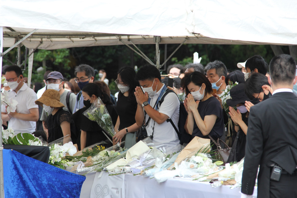 Nhiều người đã đến từ rất sớm. Họ kiên nhẫn chờ đợi để được vào dâng hoa và thể hiện tình cảm sâu sắc với nhà lãnh đạo kiệt xuất này.(Ảnh: Đào Thanh Tùng/TTXVN)