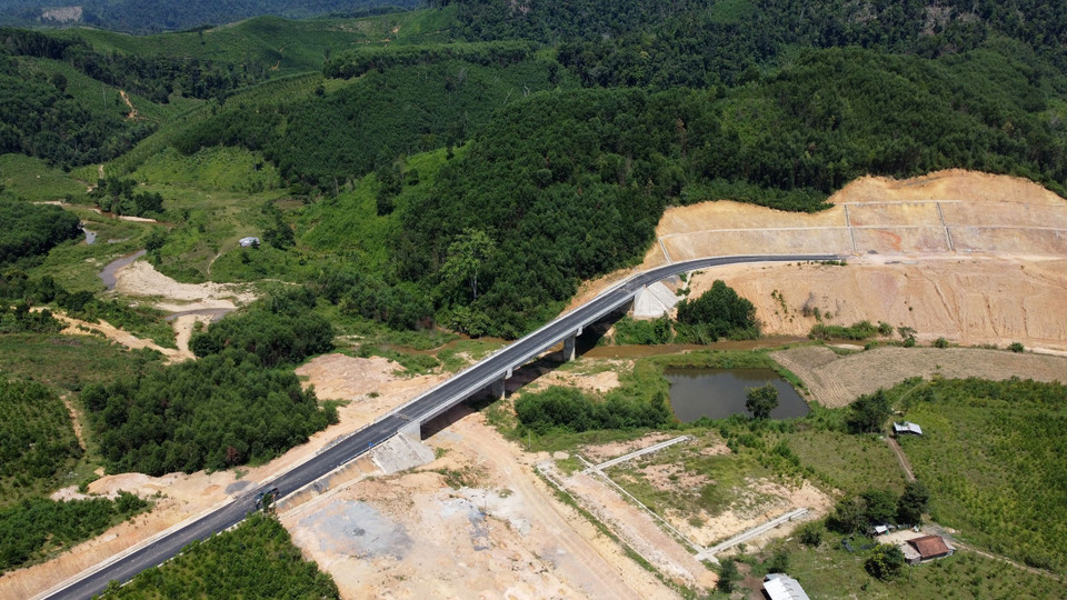 Gói thầu cầu Km 550+555.44 Đường Trường Sơn Đông đã hoàn thành thảm cấp phối đá dăm nhìn từ trên cao. (Ảnh: Huy Hùng/TTXVN)