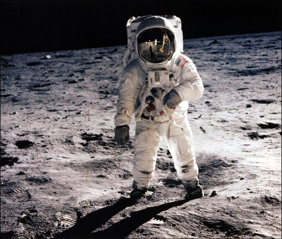 Chiếc áo khoác được phi hành gia người Mỹ Buzz Aldrin mặc trong sứ mệnh lịch sử Apollo 11 lên Mặt Trăng cách đây hơn 50 năm đã được bán với giá khoảng 2,8 triệu USD trong phiên đấu giá do Sotheby's tổ chức tại New York ngày 26/7/2022. Buzz Aldrin và Neil Armstrong là những người đầu tiên đặt chân lên Mặt Trăng trong sứ mệnh Apollo 11 vào năm 1969. Trong ảnh (tư liệu): Phi hành gia Buzz Aldrin đi bộ trên Mặt Trăng trong sứ mệnh Apollo 11, ngày 20/7/1969. (Ảnh: AFP/ TTXVN)