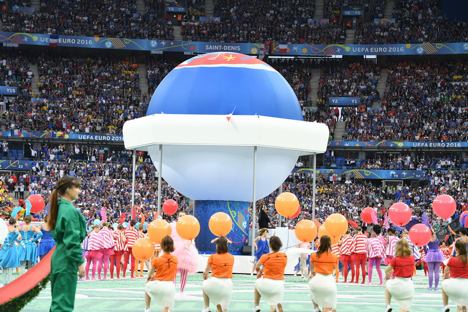 Các nghệ sỹ tham gia tiết mục nghệ thuật đặc sắc tại lễ khai mạc EURO 2016 trên sân Stade de France ngày 10/6. (Nguồn: THX/TTXVN)