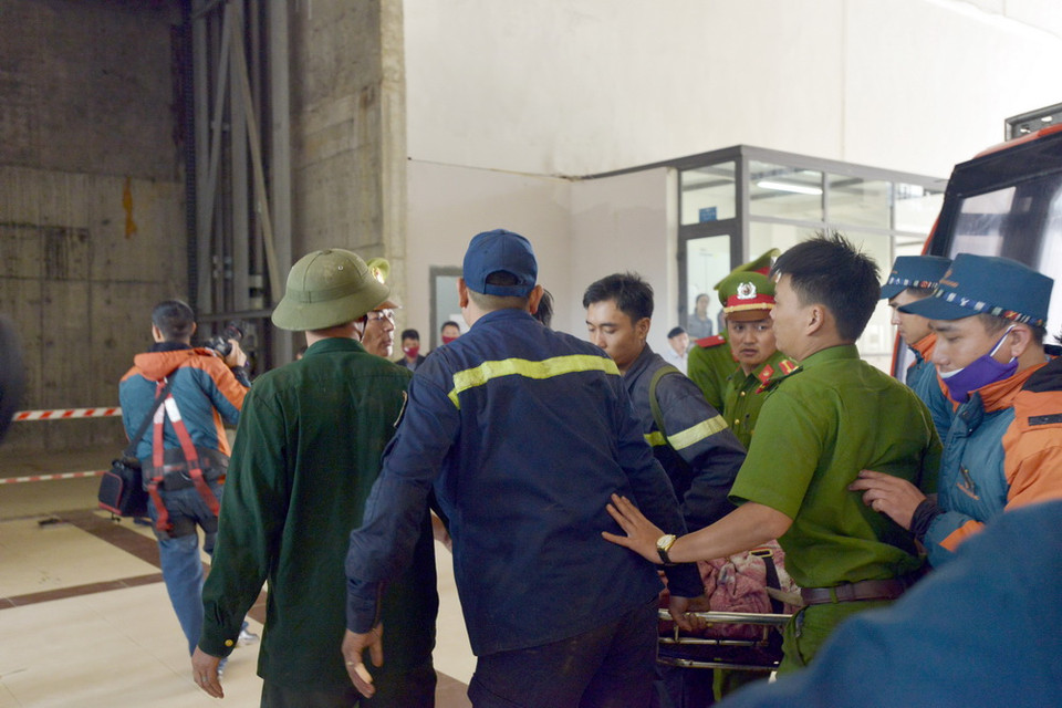 Lực lượng cứu hộ di chuyển thi thể nạn nhân bằng cáp treo. (Ảnh: Hương Thu/TTXVN) 