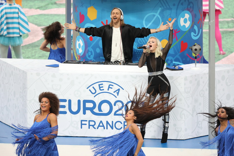 Ca khúc chính thức của EURO 2016 'This song's for you' do DJ nổi tiếng David Guetta và nữ ca sỹ Zara Larson thể hiện. (Nguồn: THX/TTXVN)