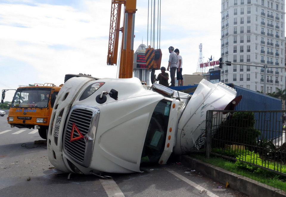 Xe nằm chắn ngang, chiếm phần lớn diện tích làn đường bên phải Quốc lộ 10. (Ảnh: Văn Đạt/TTXVN)
