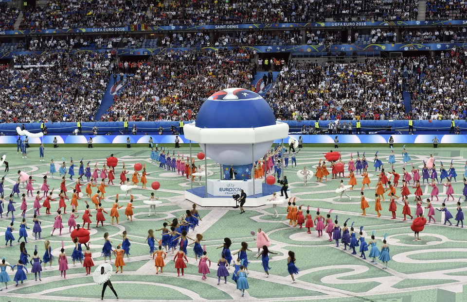 Các nghệ sỹ tham gia tiết mục nghệ thuật đặc sắc tại lễ khai mạc EURO 2016 trên sân Stade de France ngày 10/6. (Nguồn: AFP/TTXVN)