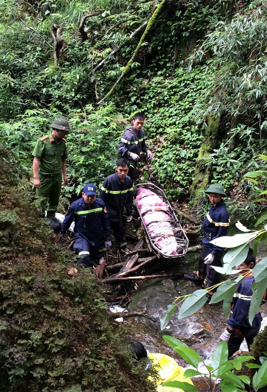 Những nỗ lực của lực lượng cứu hộ đưa thi thể nạn nhân ra khỏi khu vực gặp nạn. (Ảnh: Hương Thu/TTXVN) 