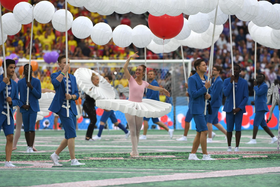 Các nghệ sỹ tham gia tiết mục nghệ thuật đặc sắc tại lễ khai mạc EURO 2016 trên sân Stade de France ngày 10/6. (Nguồn: THX/TTXVN)