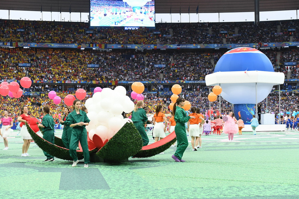 Các nghệ sỹ tham gia tiết mục nghệ thuật đặc sắc tại lễ khai mạc Euro 2016 trên sân Stade de France ngày 10/6. (Nguồn: THX/TTXVN)