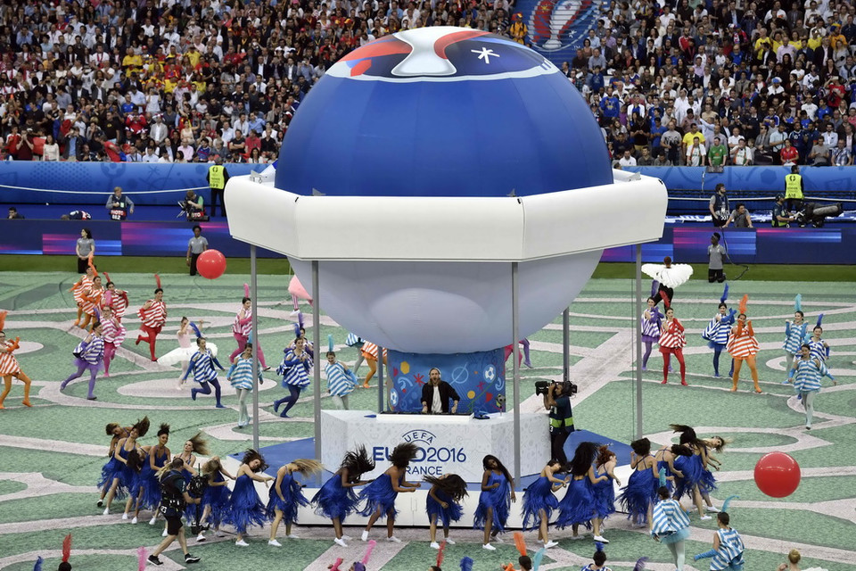 Các nghệ sỹ tham gia tiết mục nghệ thuật đặc sắc tại lễ khai mạc Euro 2016 trên sân Stade de France ngày 10/6. (Nguồn: THX/TTXVN)