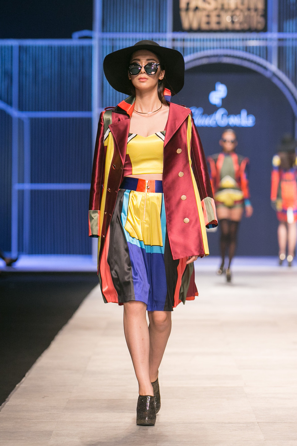 Xuyên suốt bộ sưu tập, những món phụ kiện không thể thiếu của các cô gái như chiếc mắt kính, clutch, mũ rộng vành… (Ảnh: BTC)