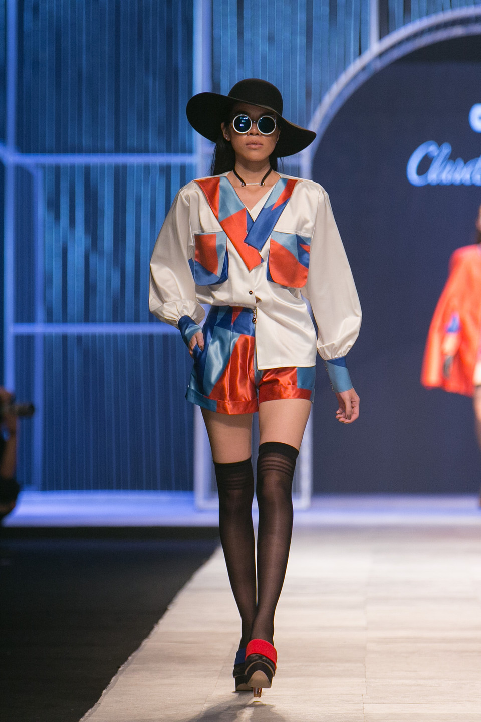 ...hay xu hướng kết hợp trang phục mang hơi hướng pijama... (Ảnh: BTC)